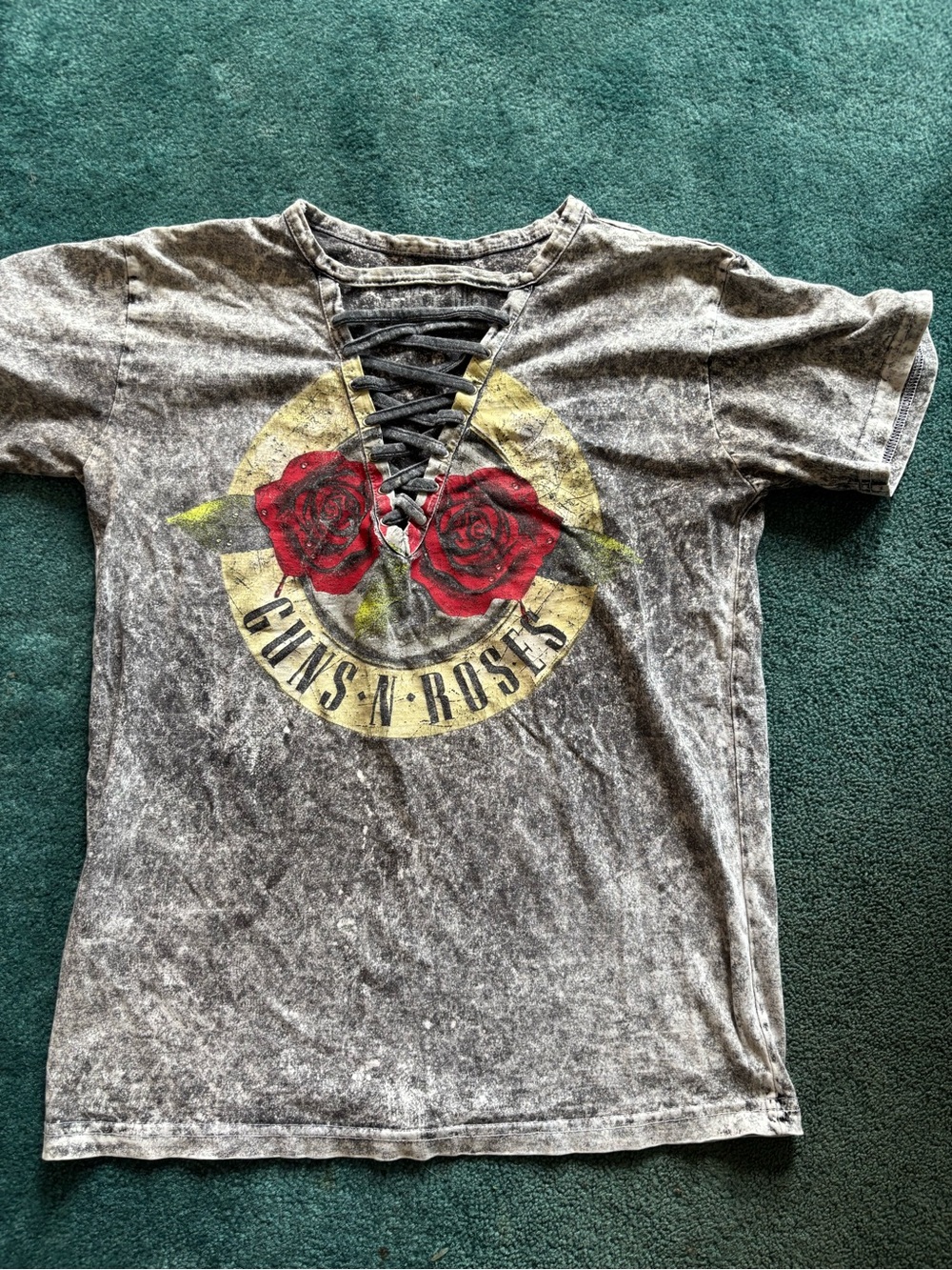 Guns N' Roses Lace-Up Graphic Women’s Tee - Gray with Red Rose Print